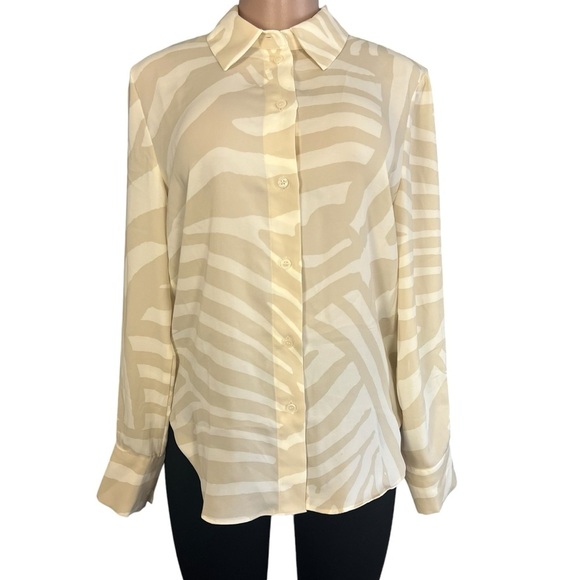 3/$30 🍂 H&M Beige and White Patterned Collared Shirt - Picture 2 of 10